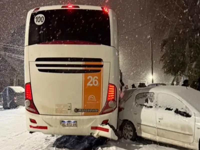 Bariloche: un micro de egresados despistó en una calle congelada y chocó siete autos