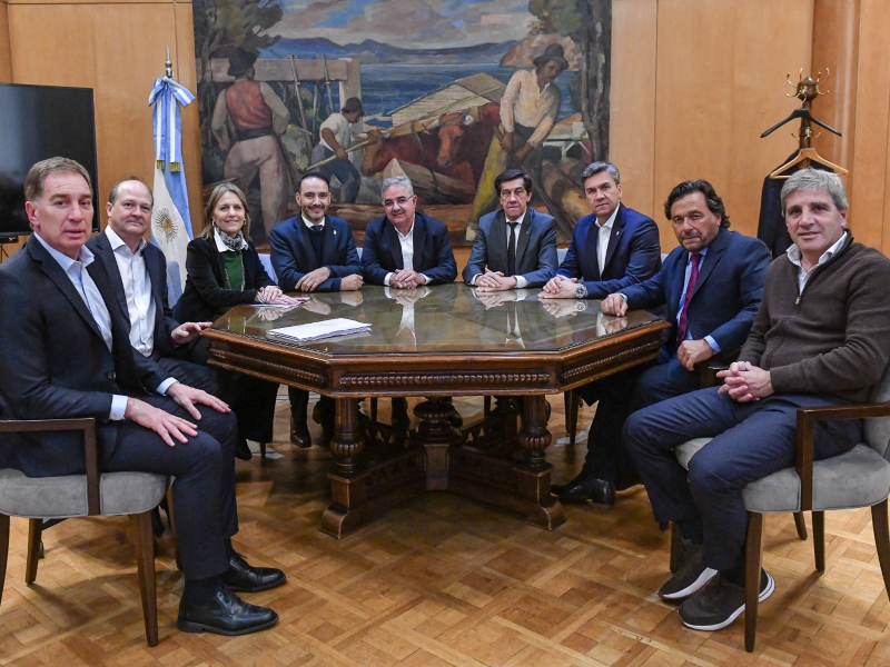 Santilli y Luis Caputo recibieron a gobernadores norteños para avanzar con zona cálida