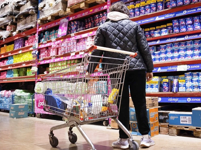 Consumo: las ventas en supermercados y mayoristas volvieron a caer en junio