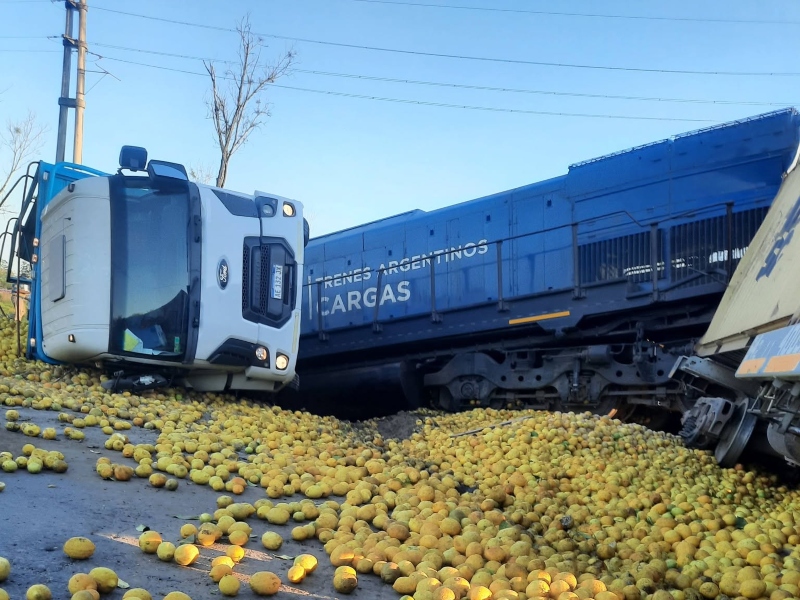 Tucumán: un tren de cargas descarriló tras chocar con un camión que transportaba limones