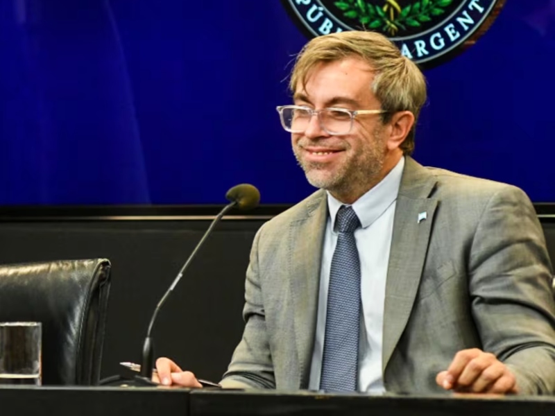 El Gobierno descartó volatilidad en 2027 y volvió a negar que el dólar esté atrasado