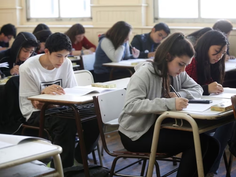 Pruebas PISA 2025: la Argentina volvió a caer y tuvo su rendimiento más bajo desde 2006