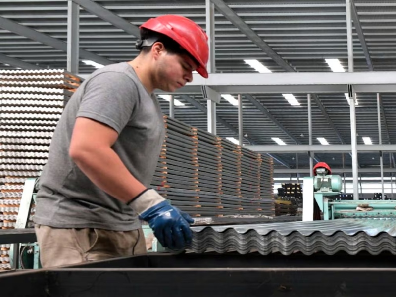La actividad industrial volvió a caer en julio y las pymes fueron el sector más afectado