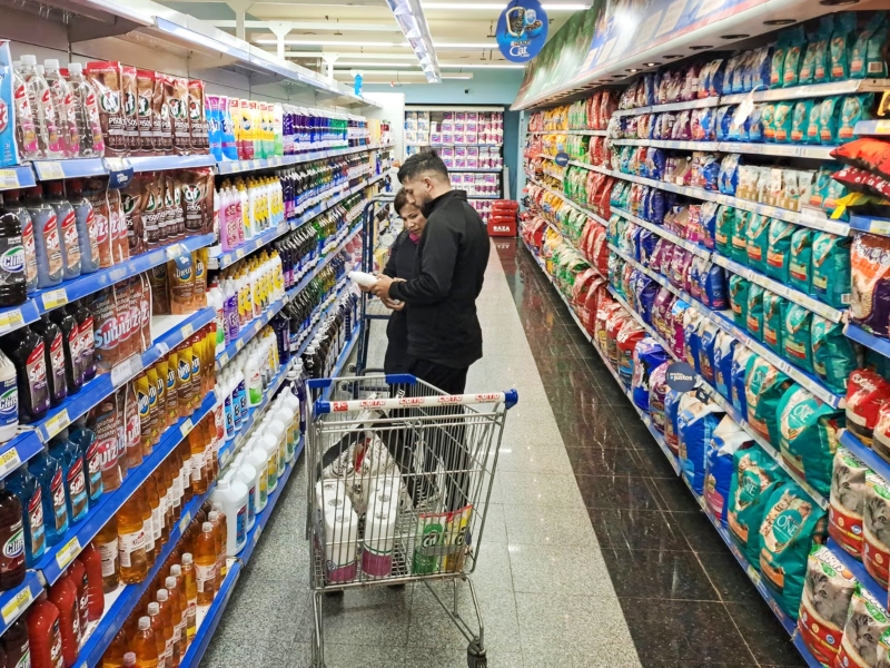 El consumo de los hogares volvió a caer en agosto pese a la baja de la inflación