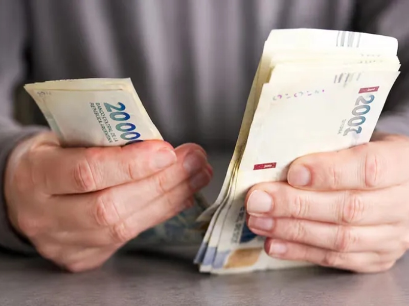 El Gobierno fijó subas escalonadas para el salario mínimo hasta abril de 2027
