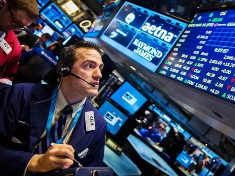 El riesgo país volvió a ubicarse por debajo de los 500 puntos y el dólar oficial bajó $5
