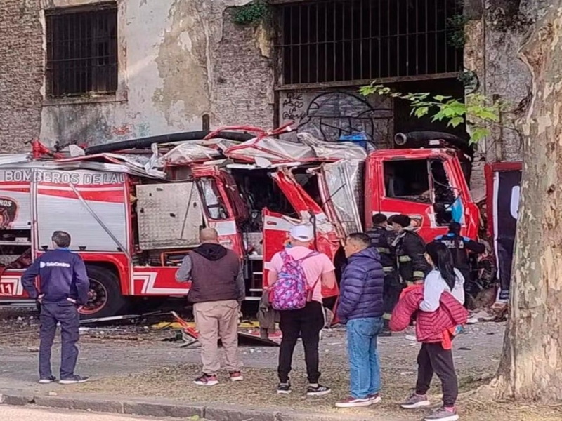 Un camión de Bomberos chocó contra la cárcel de Caseros: al menos 10 heridos