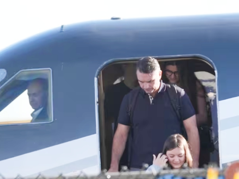 El gobierno de Milei confirmó que Flavio Bolsonario salió de Puerto Iguazú