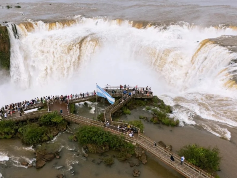 Por el desborde del río Iguazú, cerraron el puerto y los accesos a las Cataratas