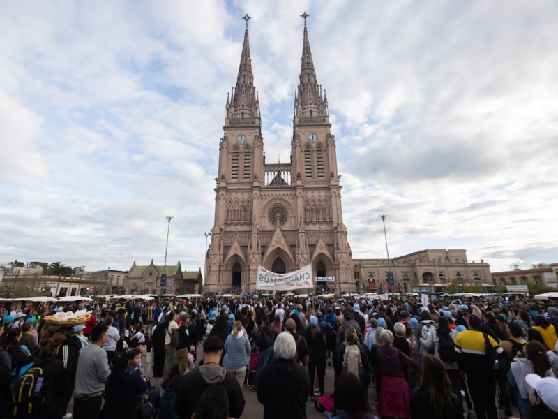 Peregrinación a Luján: pese al mal tiempo, miles de personas llegaron a la Basílica